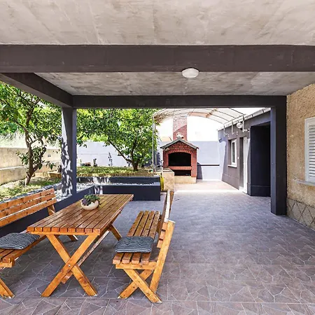 Cozy In Okrug Gornji With Wifi * 트로기르