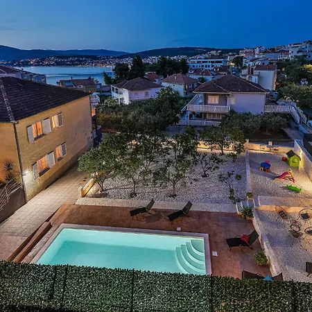 Cozy In Okrug Gornji With Wifi Apartament