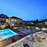 Apartamento Stunning In Okrug Gornji