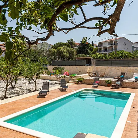 Stunning In Okrug Gornji Apartment *