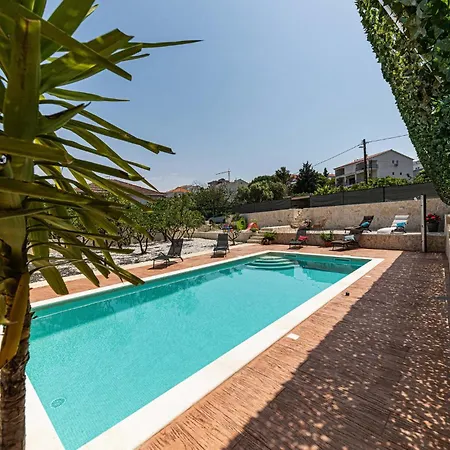 Cozy In Okrug Gornji With Wifi Trogir
