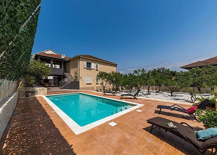 Stunning In Okrug Gornji Apartment