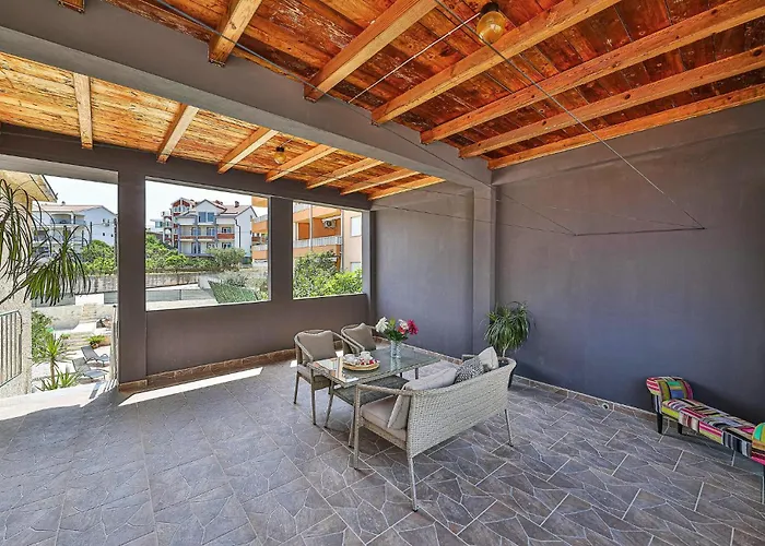 Stunning In Okrug Gornji Apartment