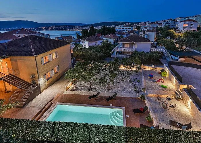 Stunning In Okrug Gornji Apartment