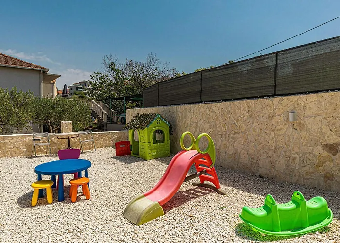 Apartment Stunning In Okrug Gornji Trogir