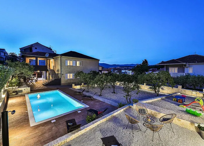 Apartment Stunning In Okrug Gornji