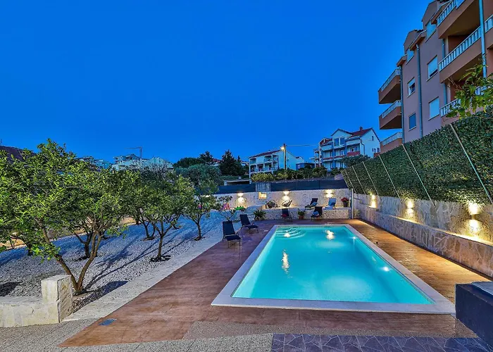 Apartment Stunning In Okrug Gornji